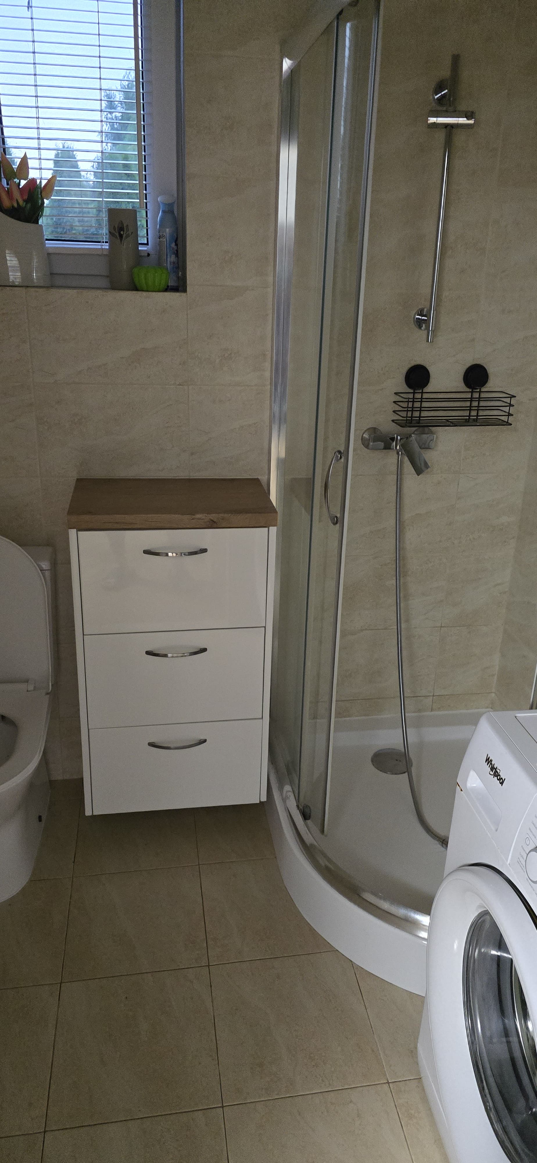 Łazienka z prysznicem, szafką i pralką
