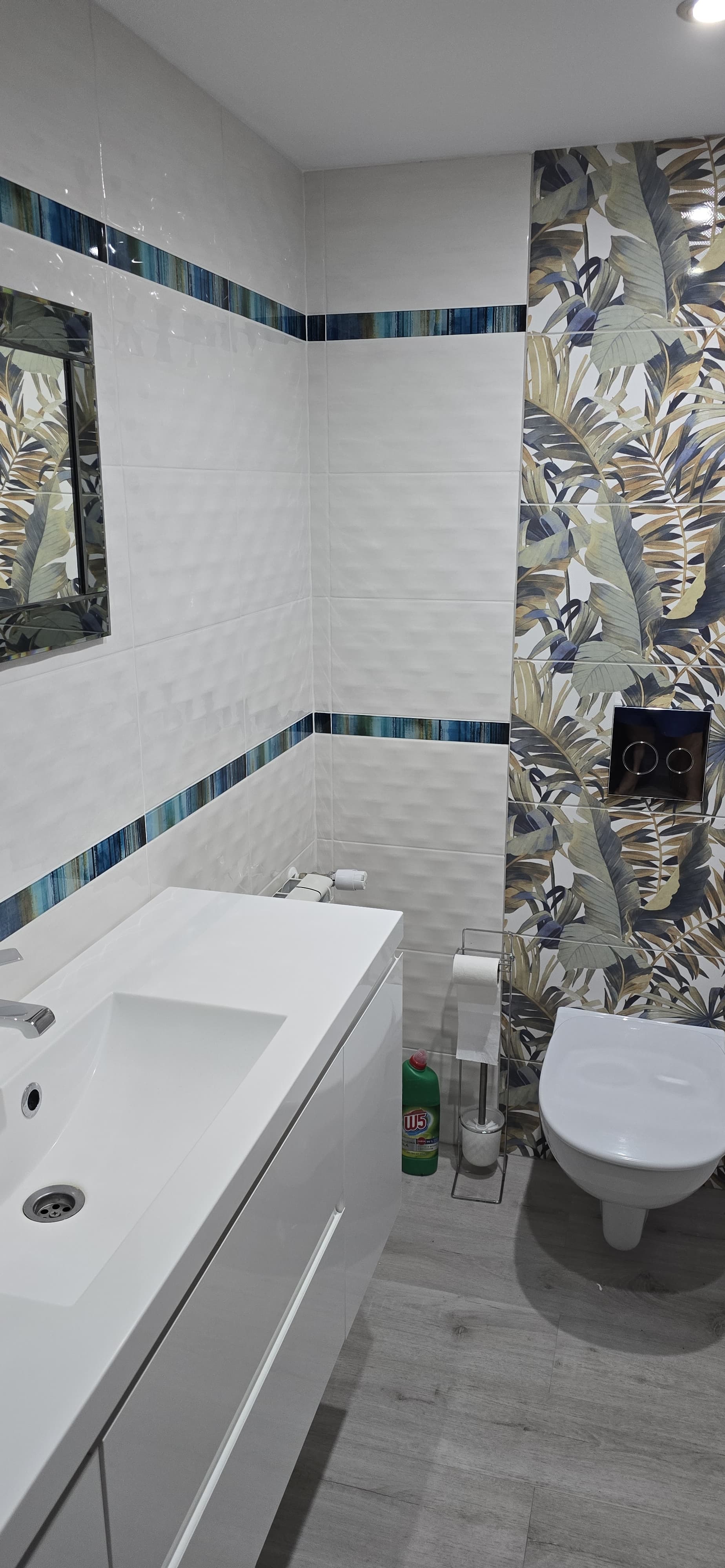 Łazienka z umywalką i toaletą, dekoracyjne płytki