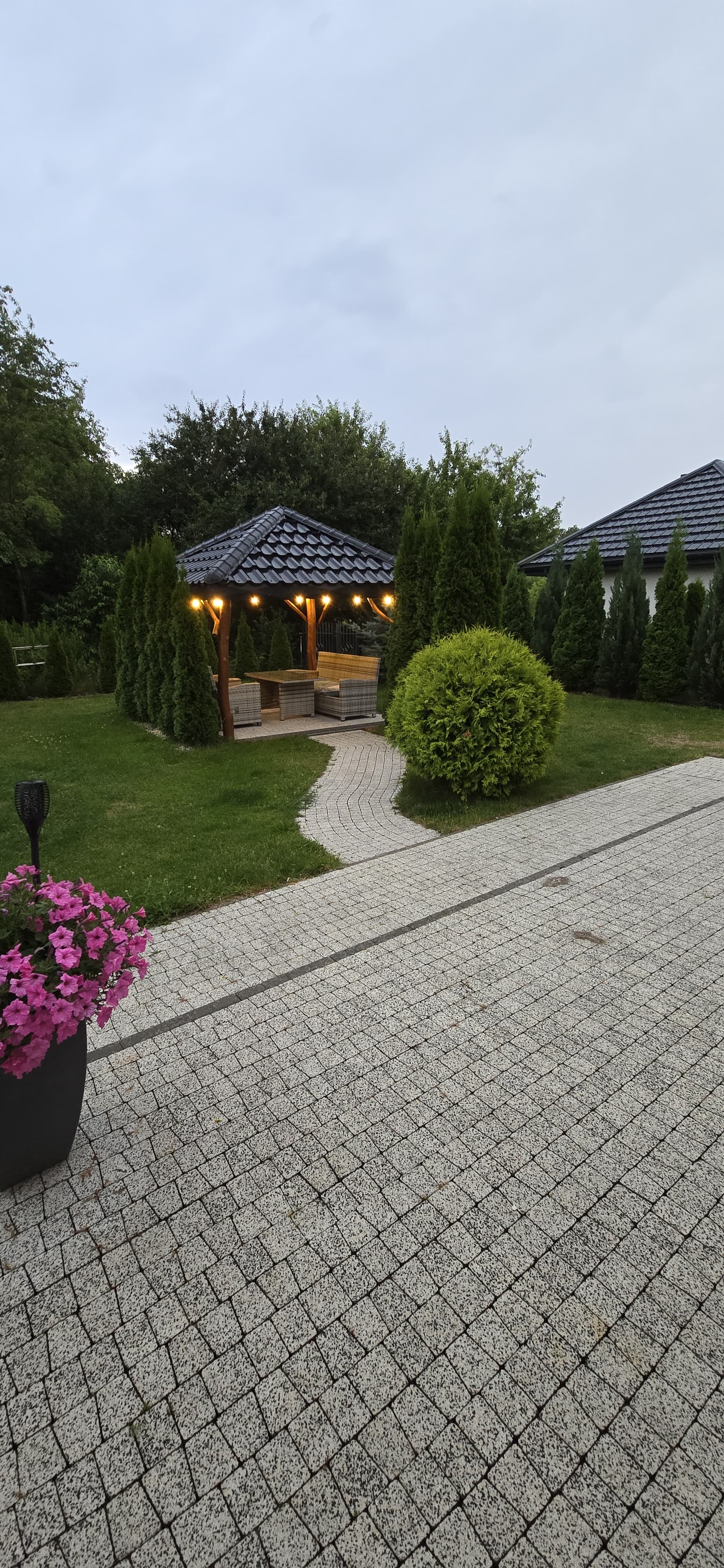 Widok na podjazd, ogród i domek z zewnątrz