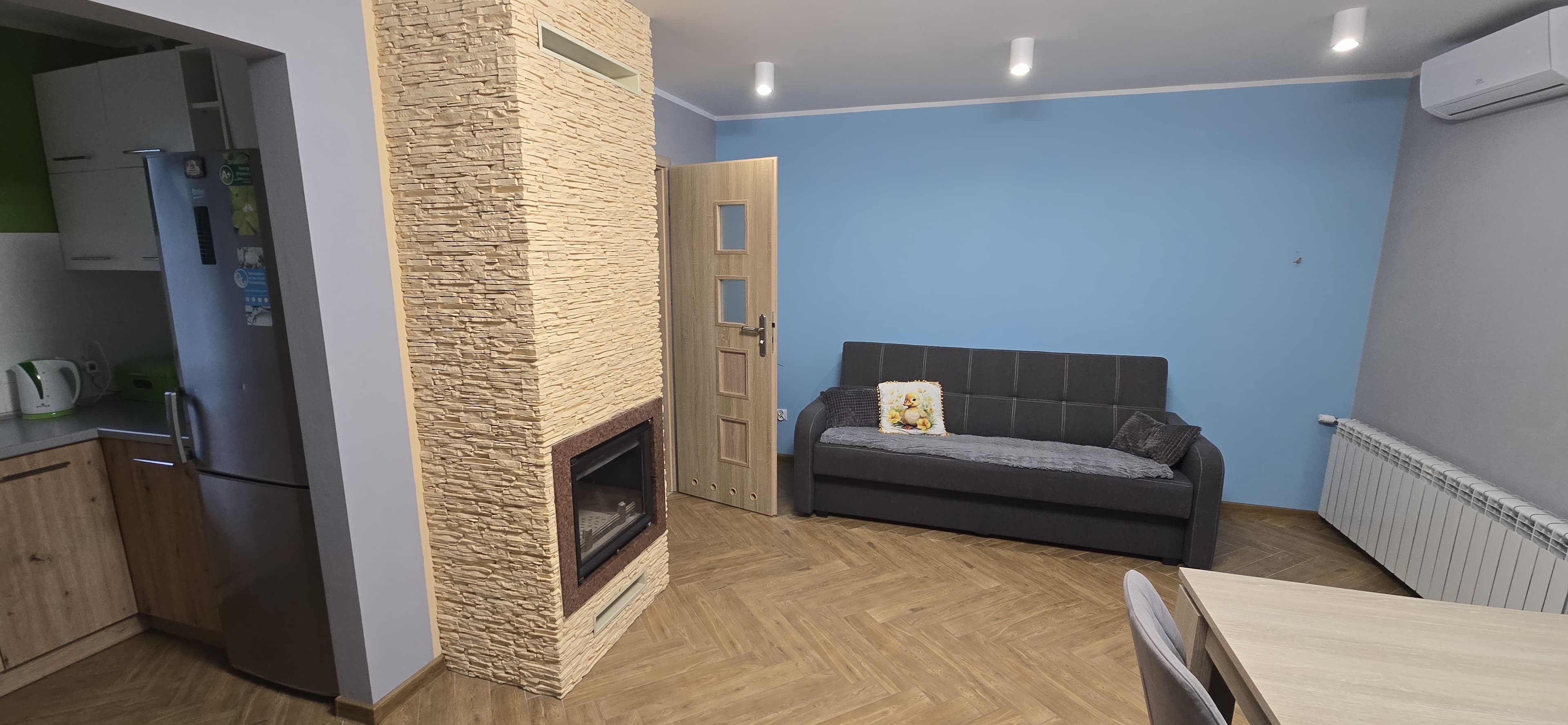 Widok na salon z kominkiem