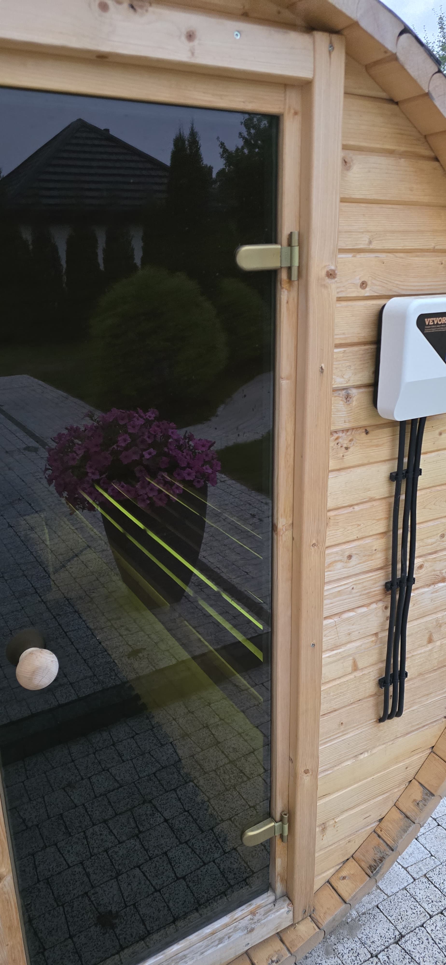 Sauna z przeszklonymi drzwiami, widok z zewnątrz