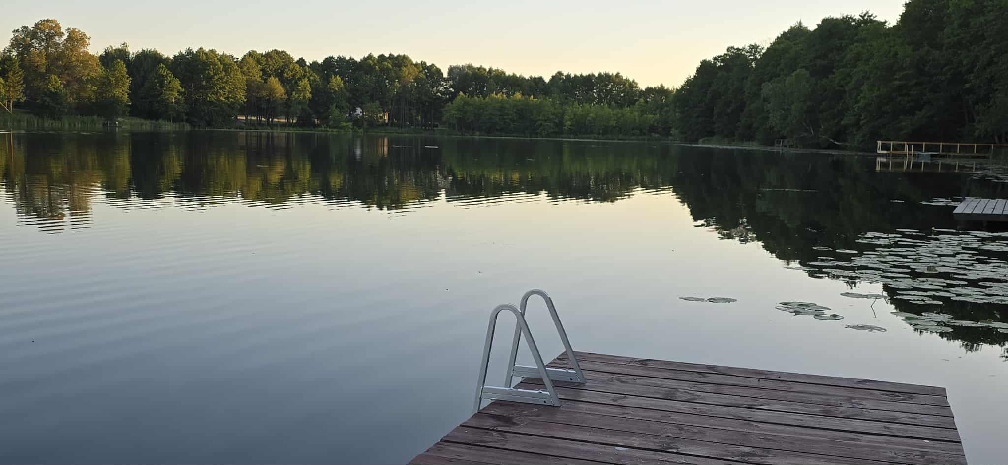 Pomost i jezioro o zachodzie słońca