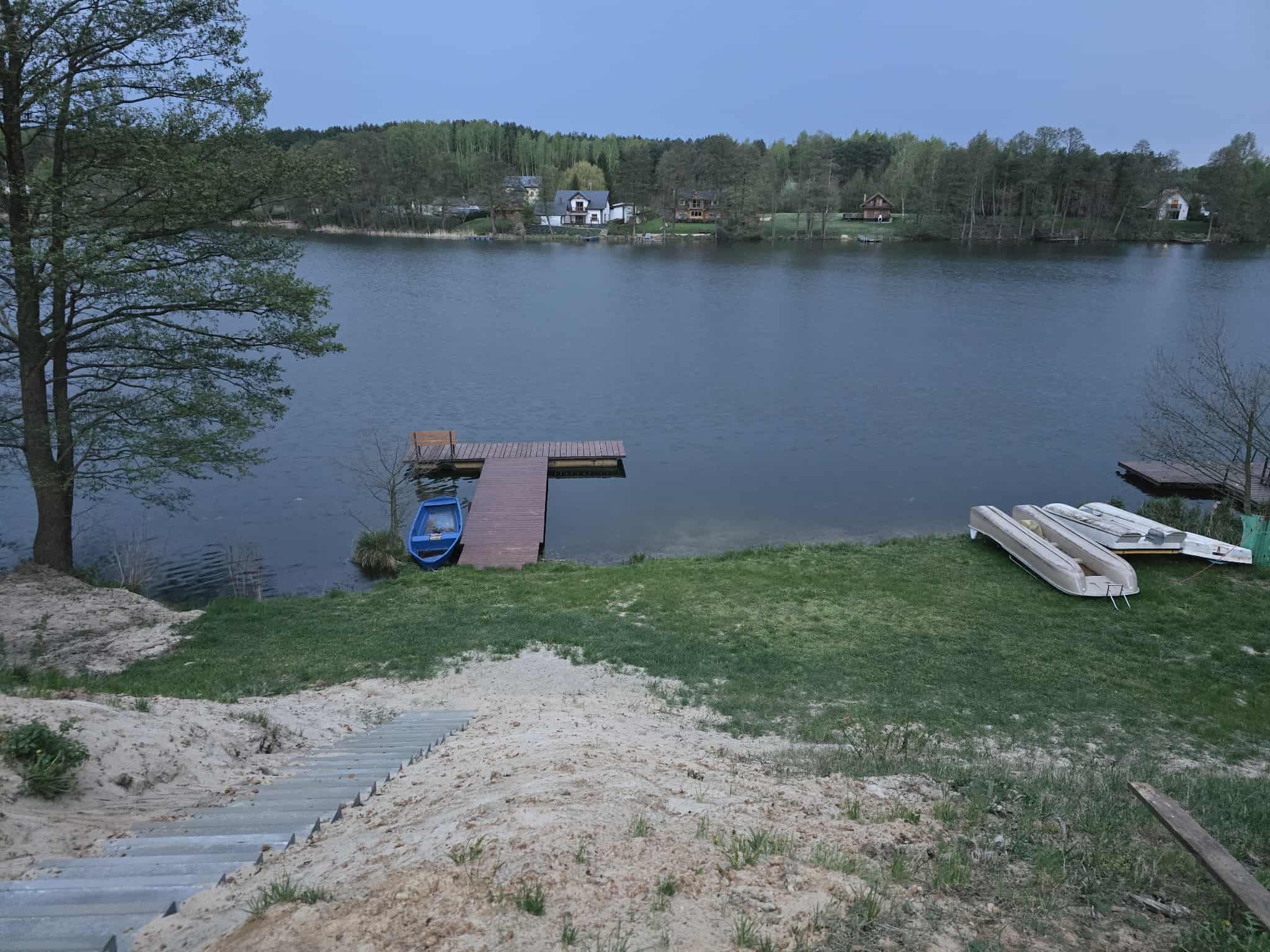 Piaszczysty brzeg z łódkami, idealny do cumowania