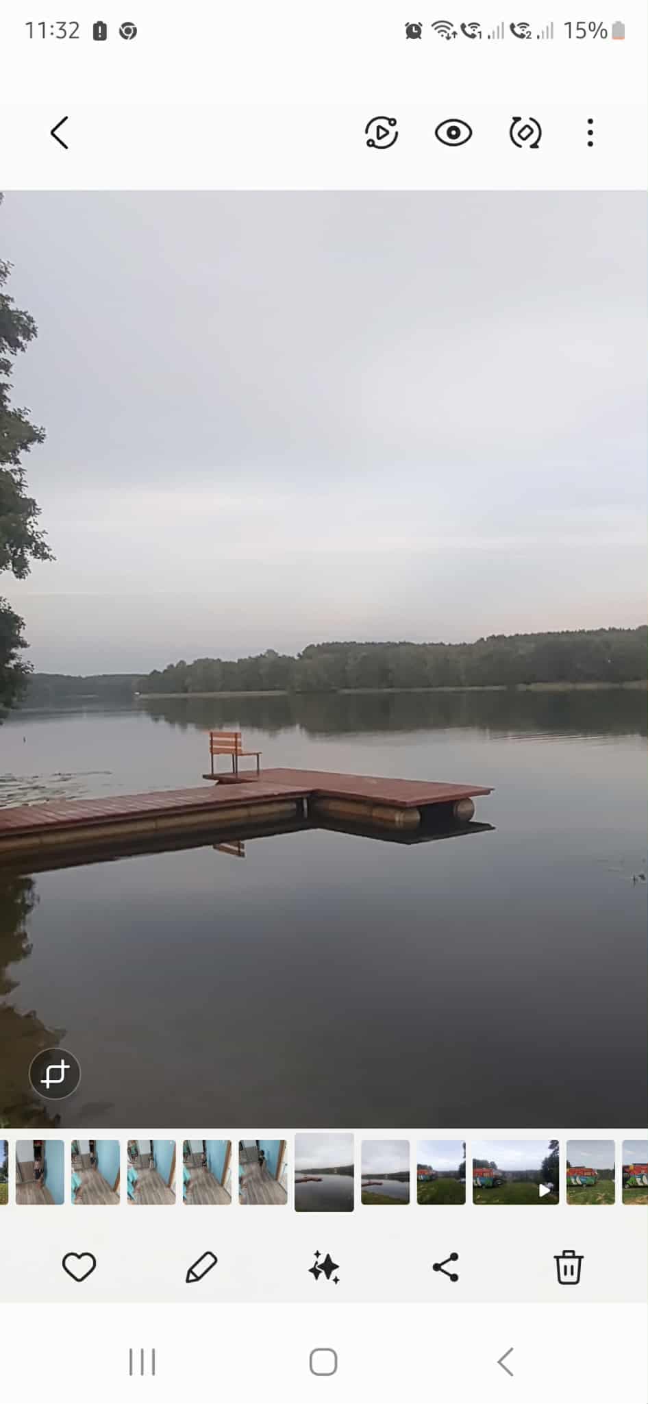 Pomost i pochmurne niebo nad jeziorem